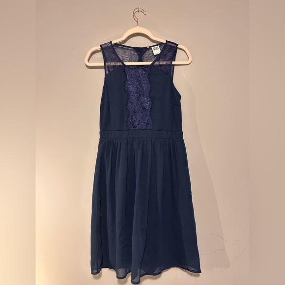 Lace open back dress - Picture 2 of 8